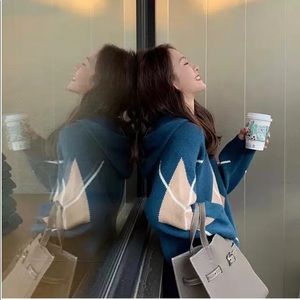 Meet your Posher, Flora